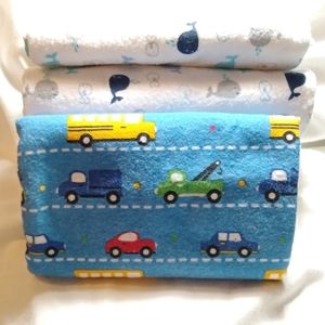 3 Recieving Blankets, 2 Wash Cloths